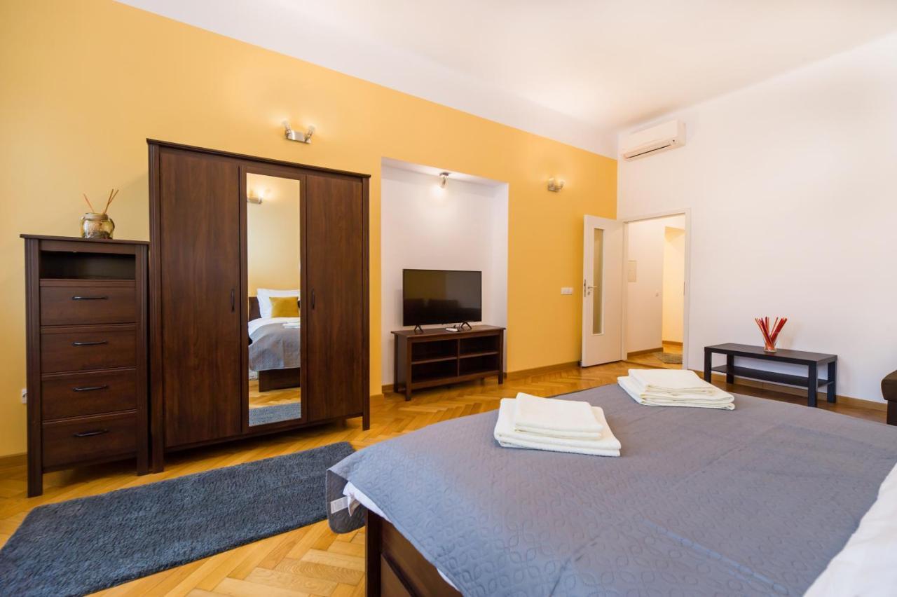 Council Square Estate Apartment *Bull'S Eye* Braşov Exterior foto